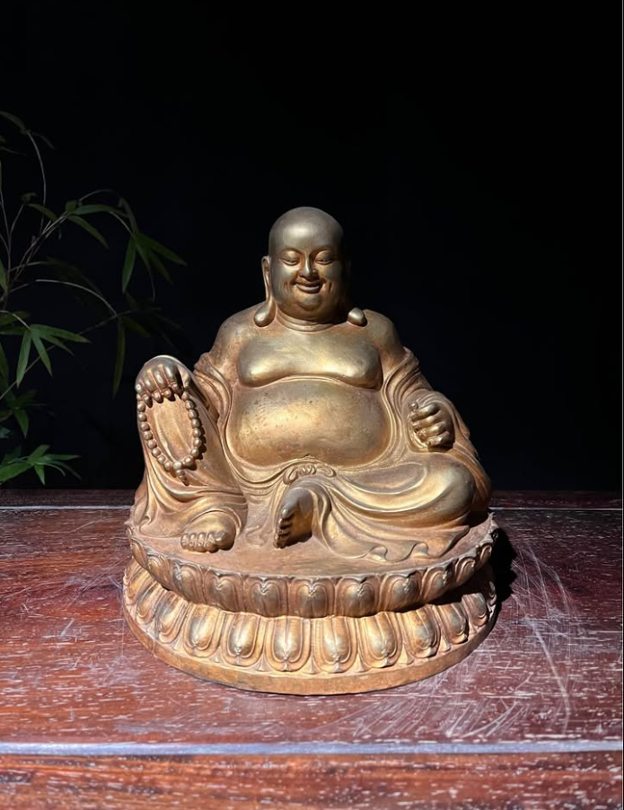 Tượng Phật Di Lặc tay cầm quạt lắc đầu ngồi tòa sen 2.png